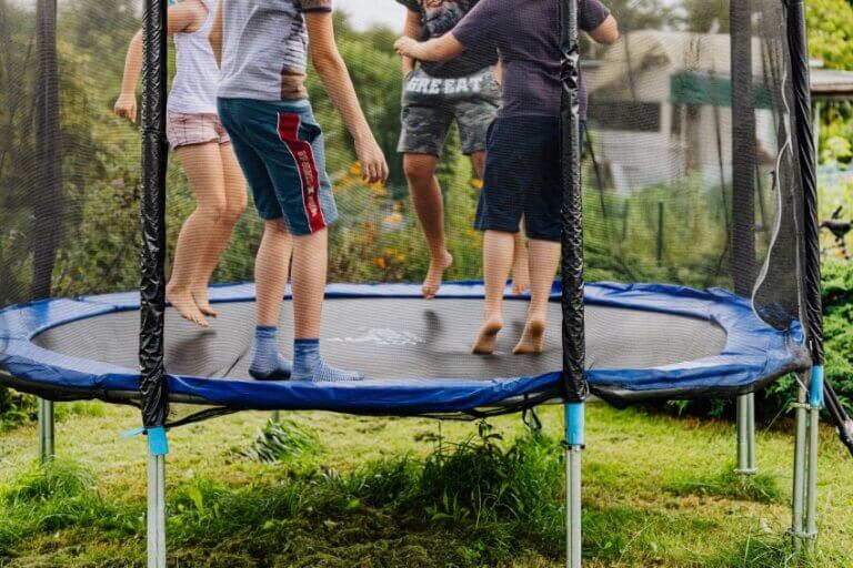 Jakou vybrat trampolínu na zahradu – druhy, bezpečnost